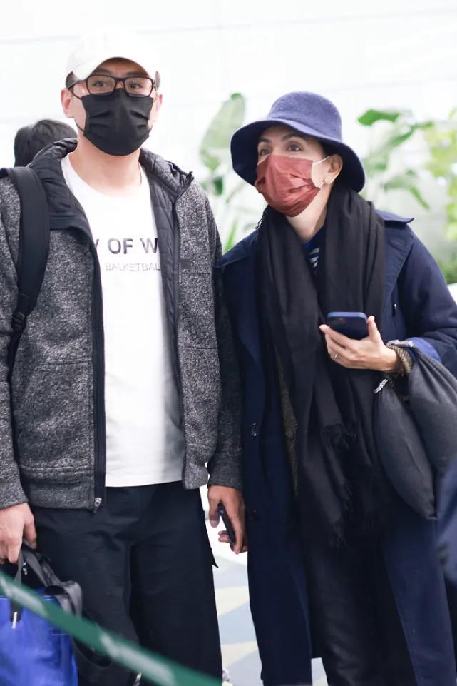 刘烨|刘烨和老婆罕见机场合体，十指紧扣超恩爱，安娜望夫眼爱意藏不住