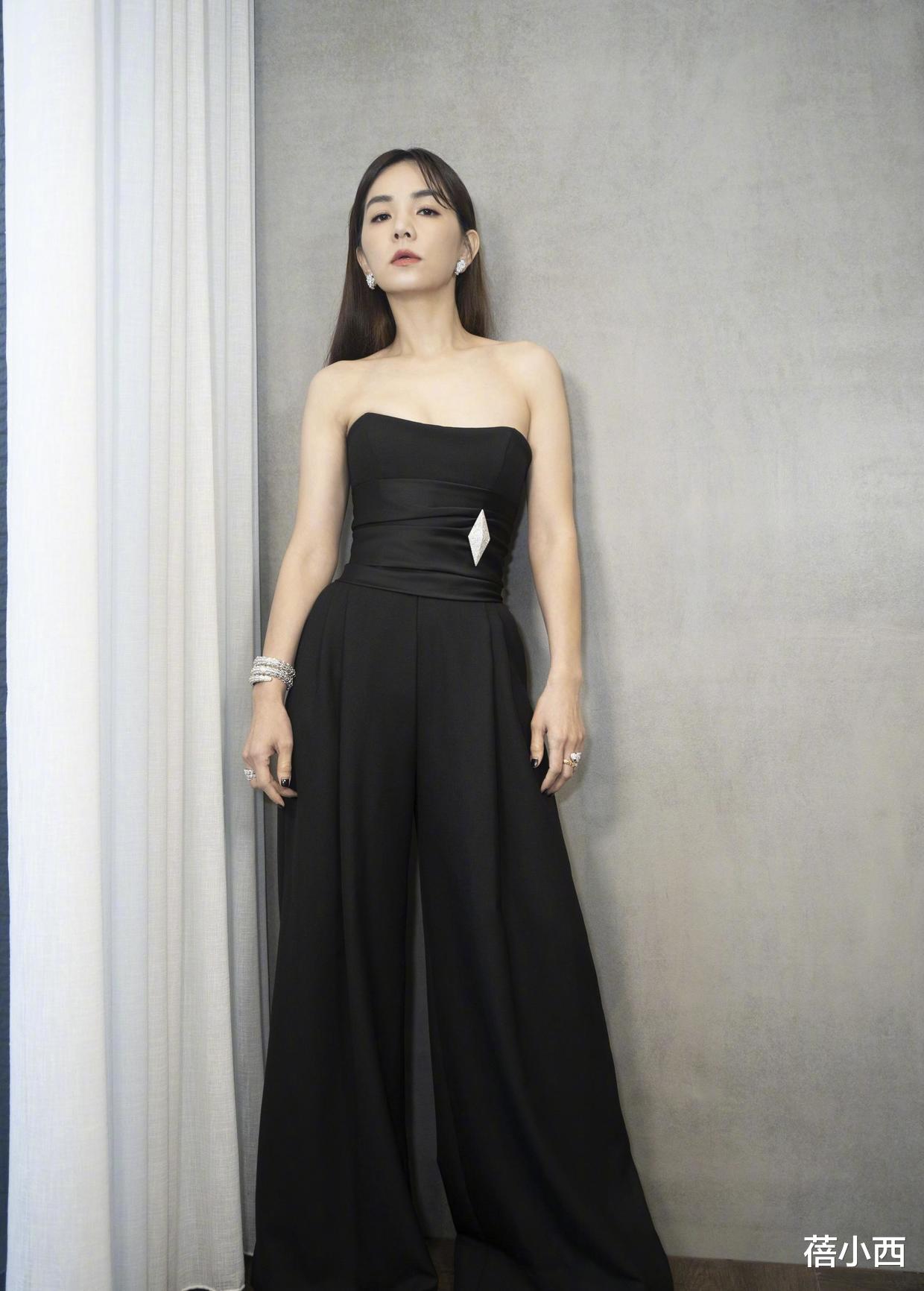 张艺谋|Ella陈嘉桦终于换风格了，穿抹胸连体裤身材出众，一点不像40岁