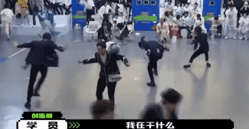 周深|惊了！娱乐圈难得的“活人”，他越怼粉丝越开心