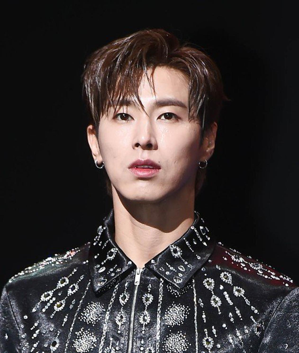 盖饭娱乐官方 35岁男星现身非法酒店，与女服务员午夜喝酒，警察管制企图逃跑