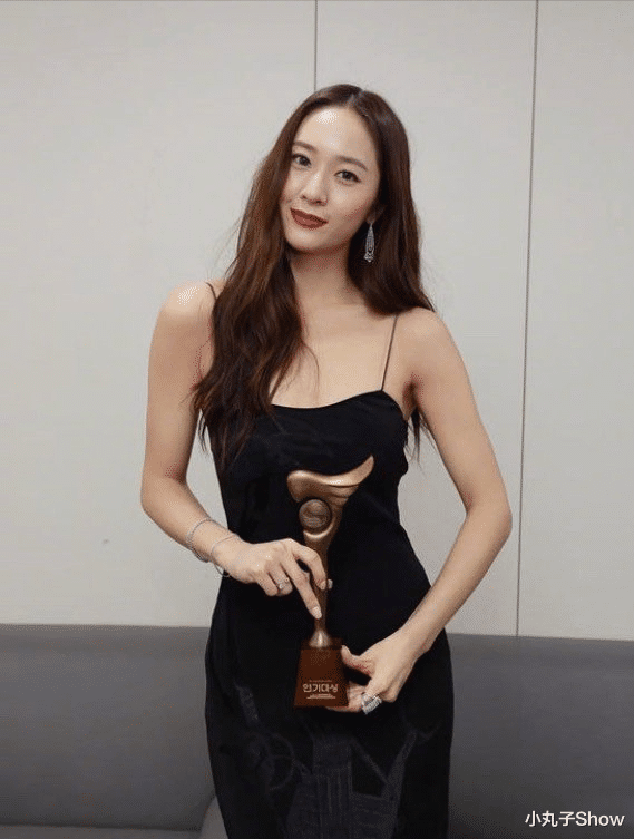 郑秀晶|韩国美女郑秀晶高调晒自拍,高挑身材不输给少女,优雅到骨子里