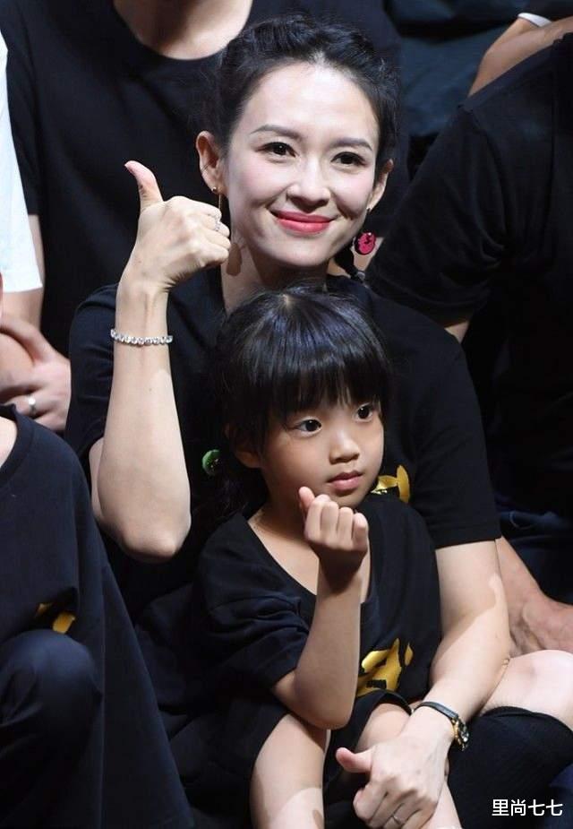 章子怡|汪峰携长女助阵章子怡！小苹果公开首秀超害羞，继母台上母爱爆棚