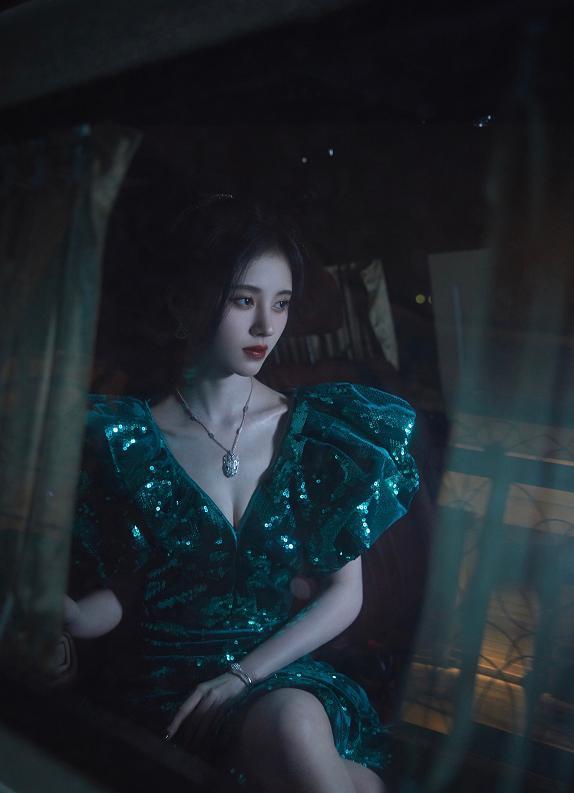 鞠婧祎|鞠婧祎把“西蓝花”套身上，脚上鞋子却成全场焦点，都没她敢穿