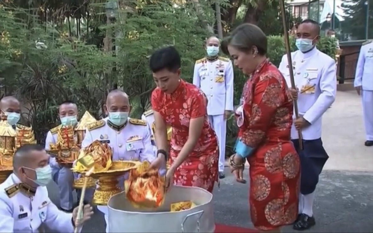全球时尚风行 泰国42岁长公主独挑大梁！气定神闲似女王，穿鱼尾裙大秀婀娜身姿