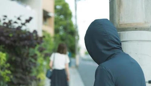 女网红卧室睡觉,快递小哥偷偷潜入,次日她向快递公司索赔150万