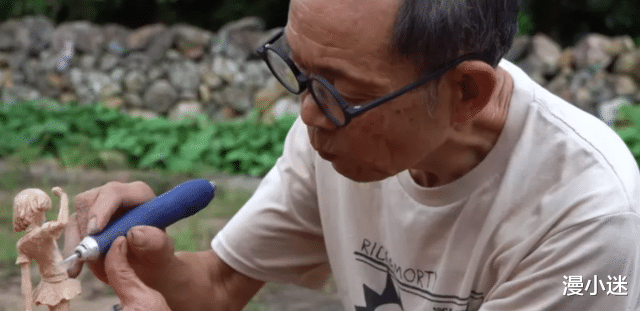 精灵梦叶罗丽|72岁大爷制安琪拉木雕手办，成功吸粉百万，网友：老二次元了