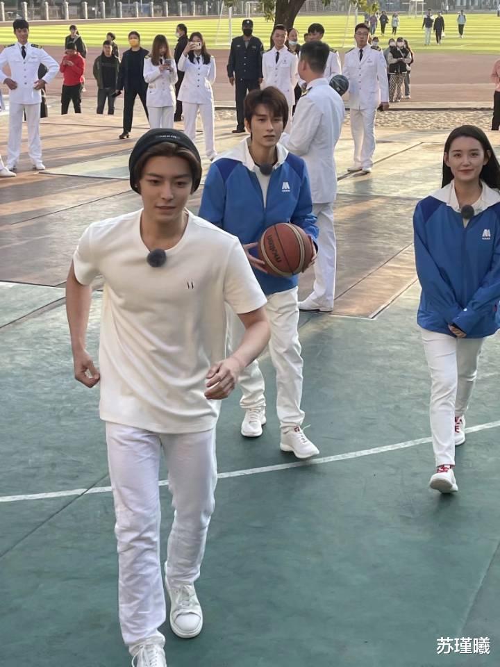 靳东|偶遇侯明昊“集美大学”打篮球，化身阳光运动系校草，青春洋溢