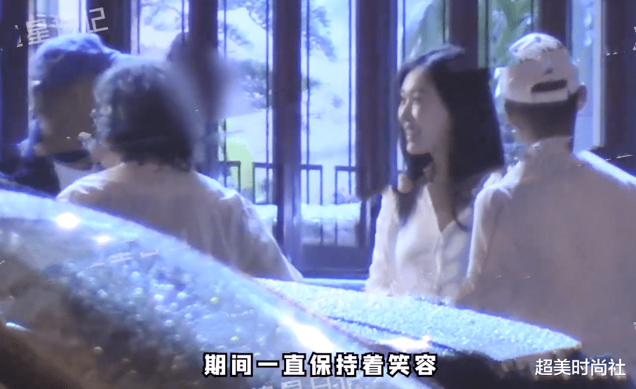 超美时尚社|70岁王石携妻子与好友聚餐，身形消瘦还驼背，与田朴珺状态差太大