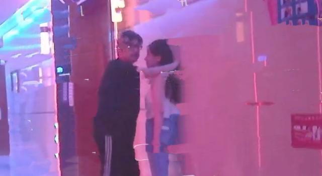 王岳伦|王岳伦搂美女回酒店彻夜未出，去年为“壁咚”道歉的博文已删除