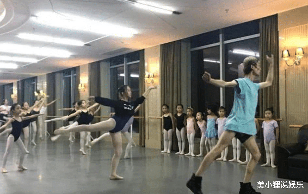 杨丽萍|杨丽萍的男弟子郭冷：47岁生活不能自理，年入百万却无人敢嫁