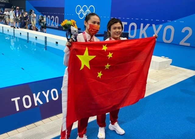 郭晶晶|郭晶晶重返领奖台身份大变！穿正装飒气抢双金得主风头，合影超甜