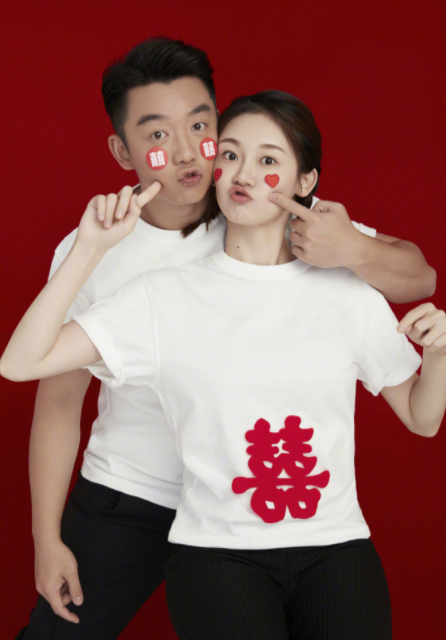 郑恺|郑恺一家三口罕同框！苗苗带女儿探班老公，小酸奶走路不稳萌态足