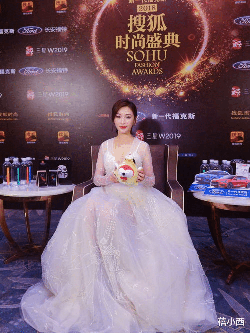 蓓小西|甘婷婷的原装身材就是靓，穿紧身露背连衣裙秀出真本领，气质惊艳
