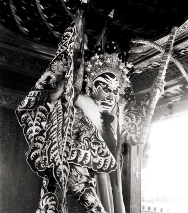 六小龄童|“南猴王”六龄童的葬礼：唐僧送最后一程，上千群众道别