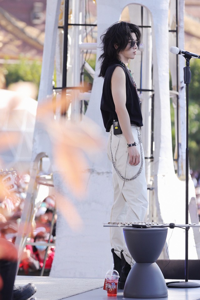 穿衣搭配|华晨宇的“渔人”发型很个性，穿无袖背心配工装裤，造型太潮了