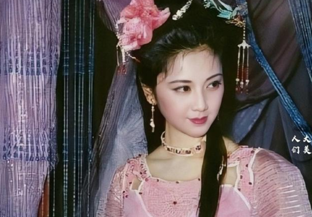 怦然再心动|女儿国国王颜值有多绝？年轻时漂亮到犯规，放大十倍都零瑕疵！