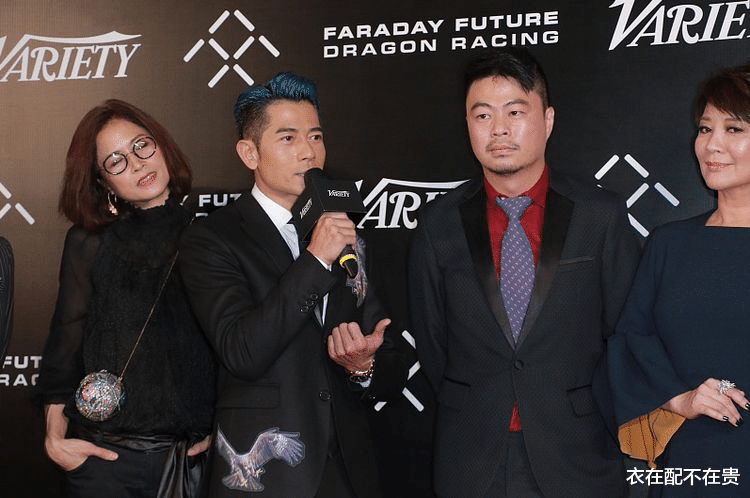 衣在配不在贵 56岁邵美琪老得挺真实，瘦脱相的她穿一身黑，看似简单却很上档次