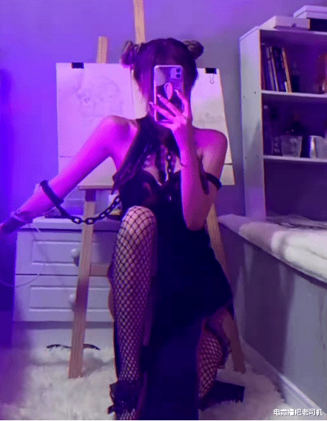手机游戏|LOL手游女神诞生！美女主播发现流量密码，黑丝变身腿根纹身亮眼