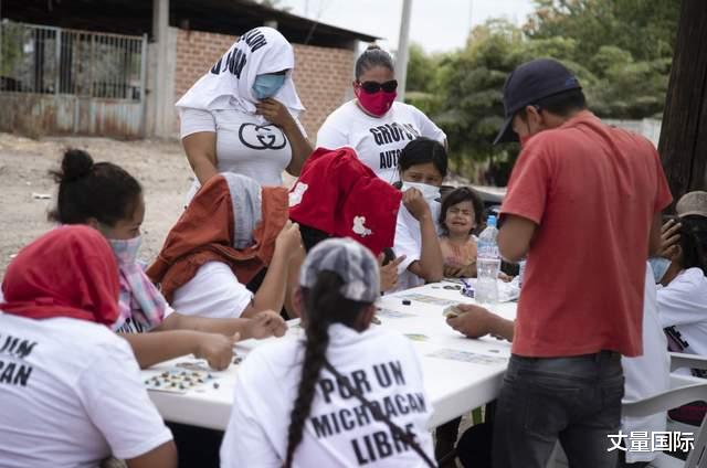 為抵禦販毒集團的血腥入侵 墨西哥一群婦女拿起瞭武器-圖8