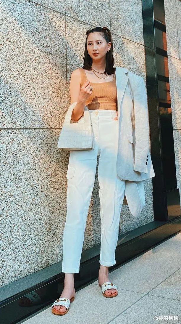 微笑的秧秧|夏天，30+女人的“白富美”穿搭范本，指的就是她吧！