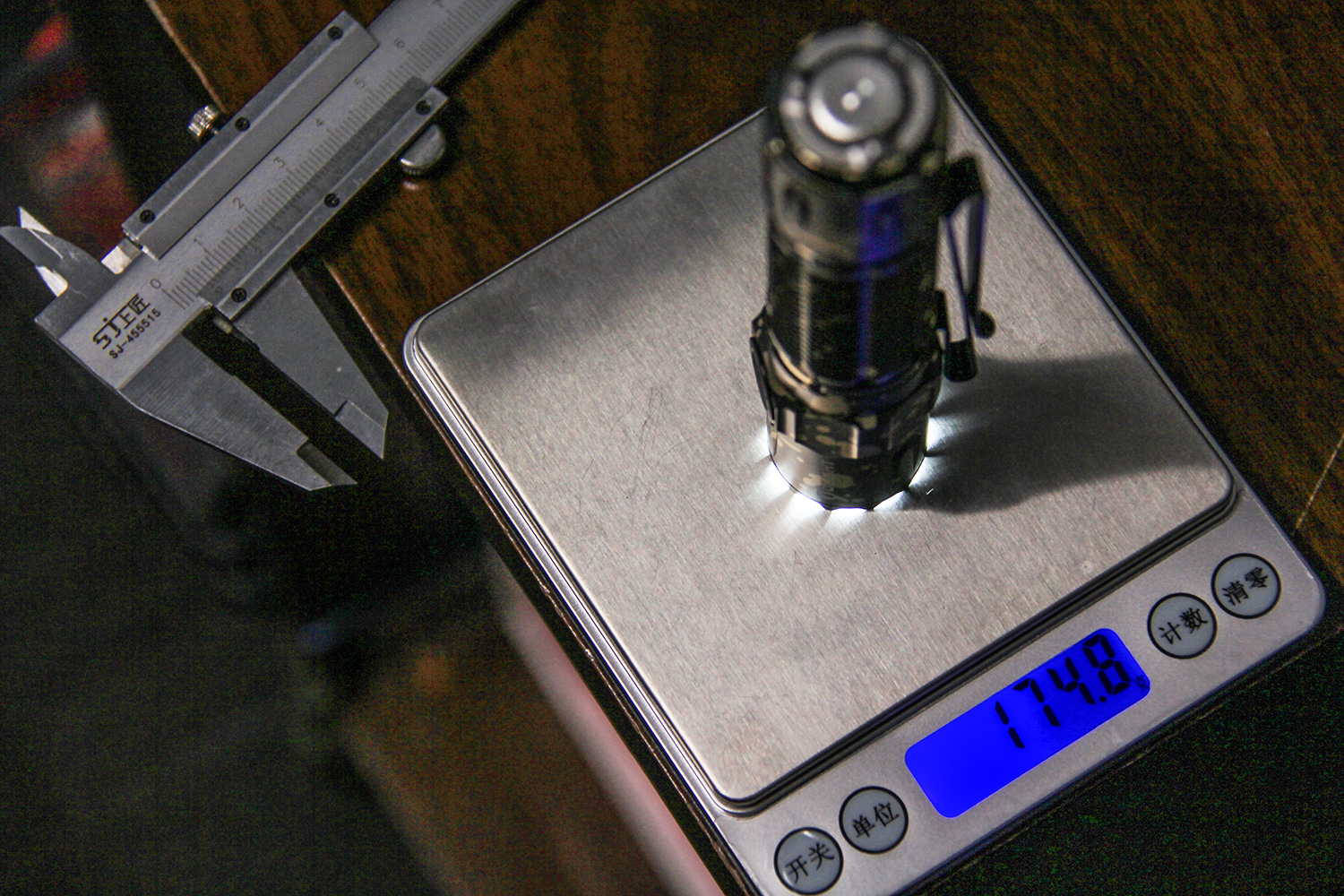 電池|彩裝硬漢、性能強悍：傲雷武士3戰術手電