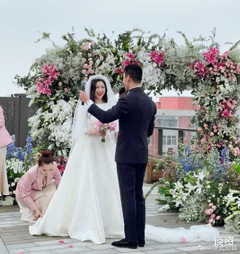 朱珠|朱珠产后首晒全家福，被富商老公拥入怀超开心，一家三口画面温馨