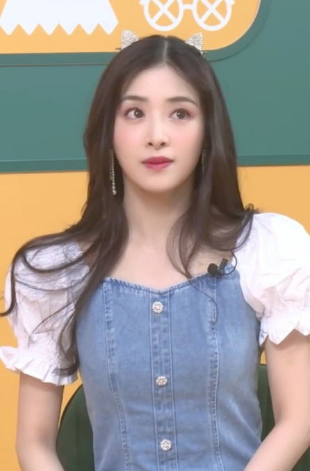 张含韵|因戏生情？张含韵佟梦实餐厅约会被拍，牵手漫步回酒店互动甜蜜