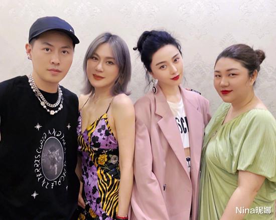 Nina昵娜|范冰冰打卡展览馆，浓妆艳抹穿床单裙踩拖鞋对镜自拍，手舞足蹈似邻家小妹