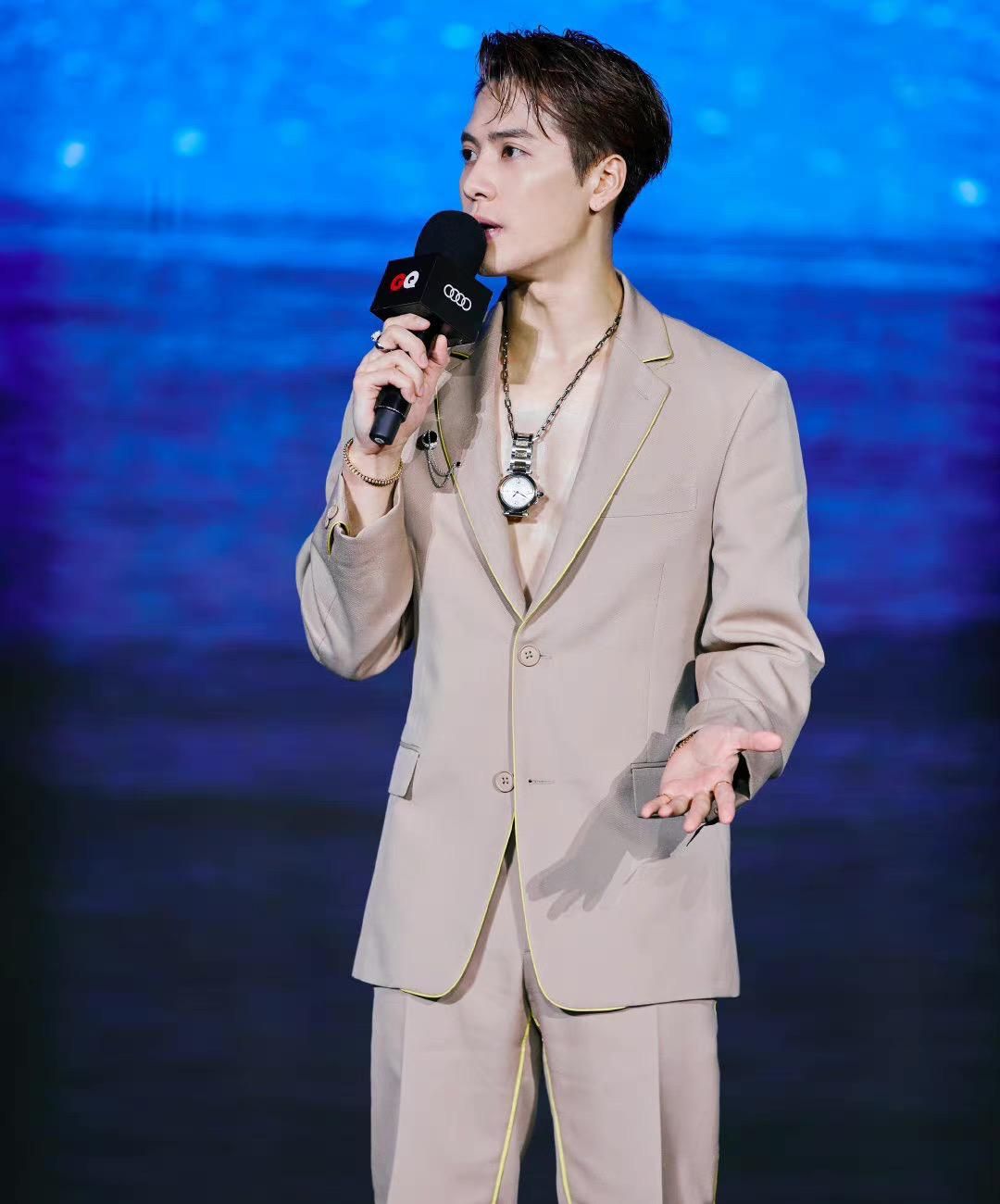 明星|男明星内卷严重！同穿西装高下立现，有人变男神有人却像地产中介