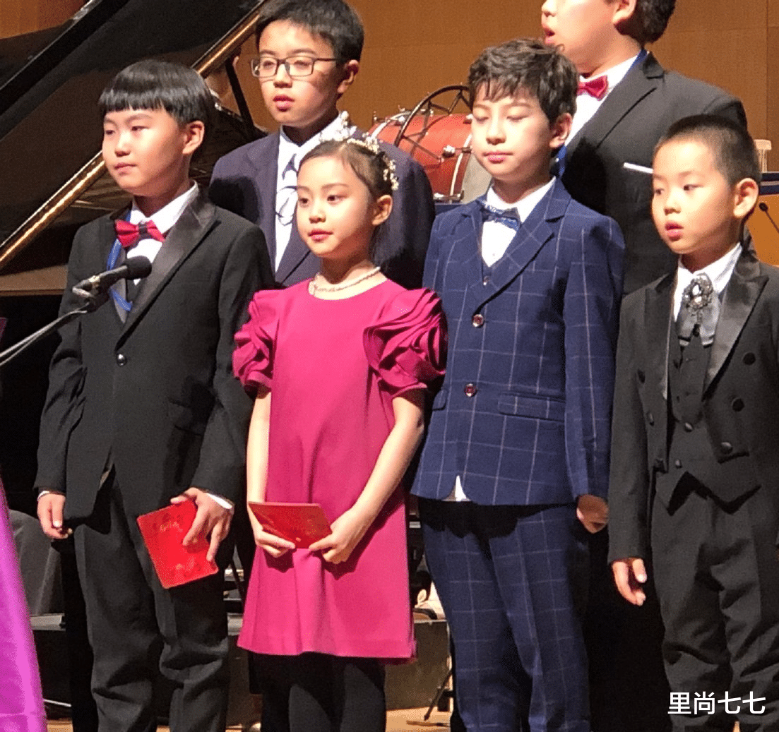 贾云馨|甜馨要出道？T台首秀化浓妆红唇太成熟，鞋子太大走路变“顺拐”