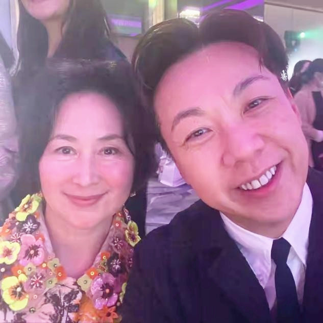 全球时尚号 “赌王千金”何超琼和小鲜肉同框，穿印花外套气色好，精气神十足