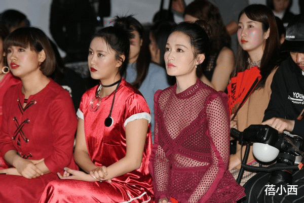 李沁|李沁的尺度也刚开了！穿酒红色镂空连衣裙，上“性感”下“可爱”