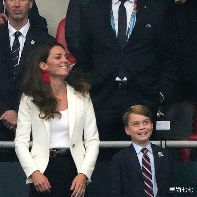 里尚七七|凯特一家营业，乔治二次亮相欧洲杯终于不拘谨，变表情包牙缝抢镜