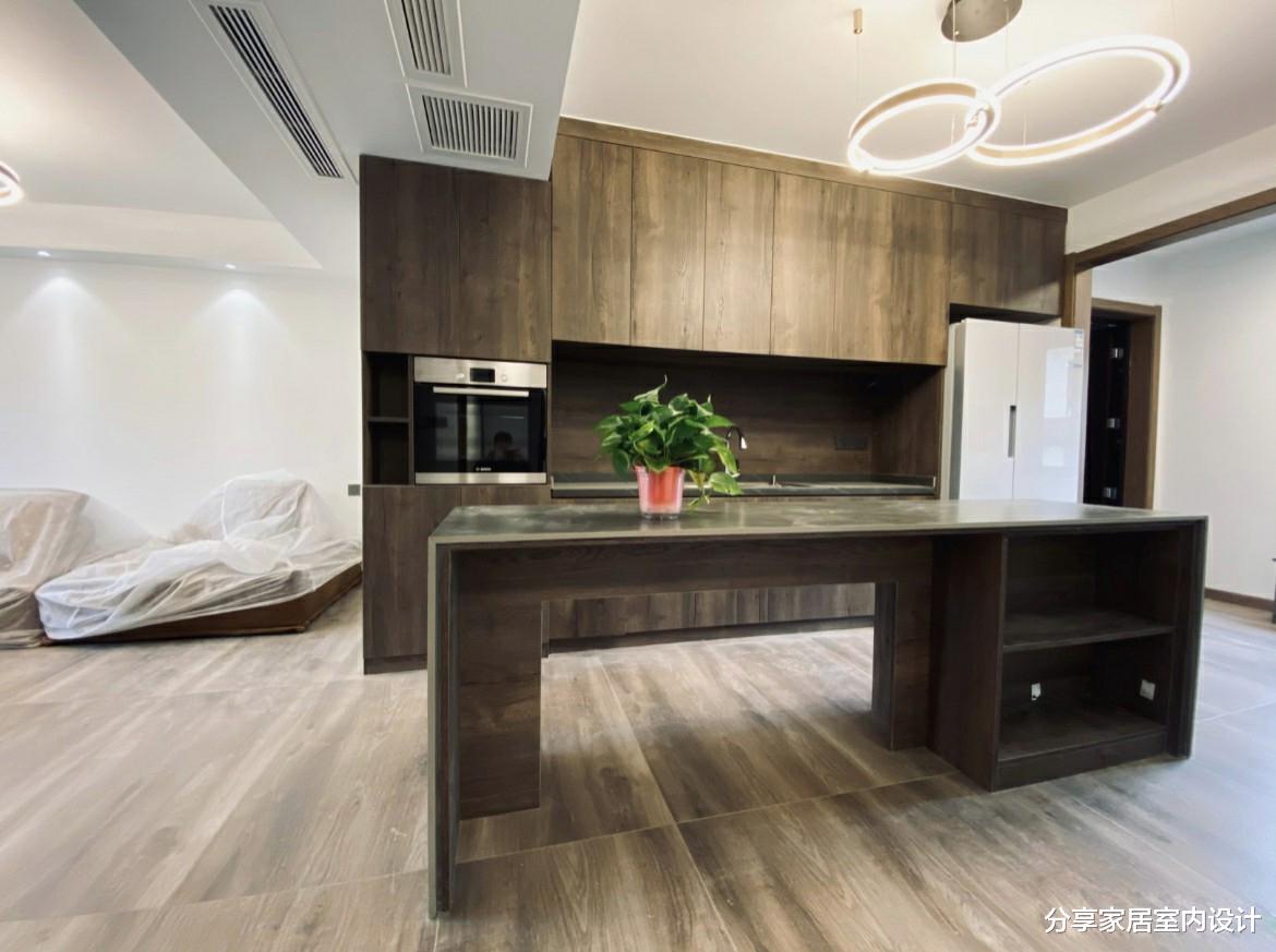 她第一次装修130平新房，坚持全屋木地板，电视墙设计非常实用！
