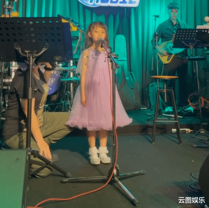 曾馨莹|富士康7岁千金登台表演，全家到场支持，71岁老爸赞其有大将之风