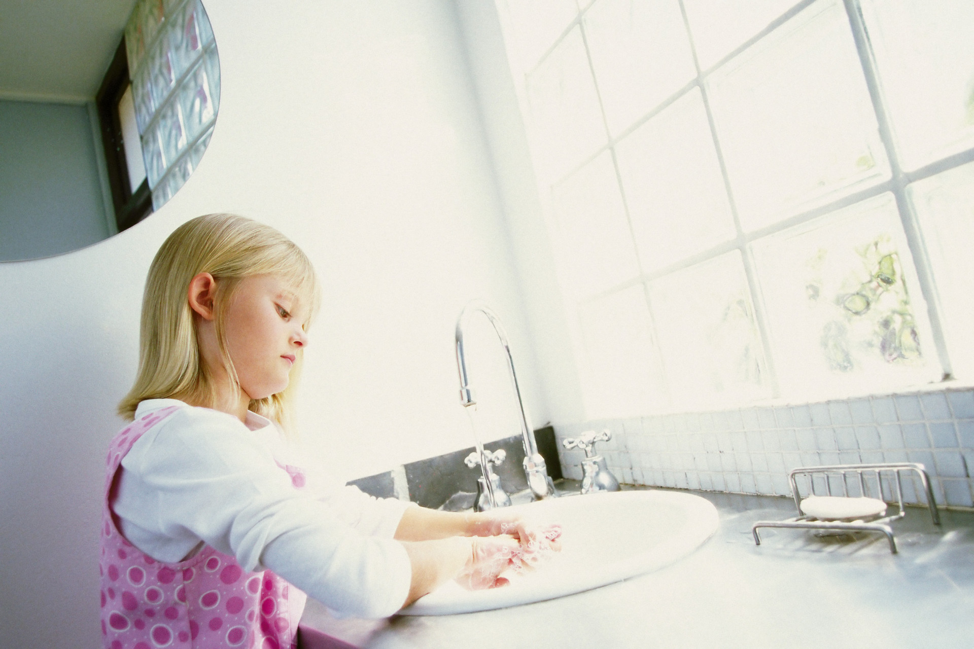 菁妈育儿|妈妈从女儿眼睛里取出蠕动的活虫，医生称：少接触动物，注意卫生