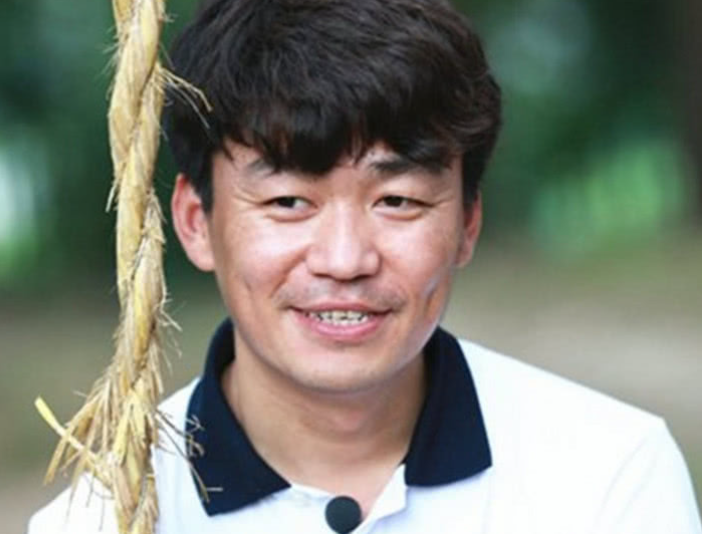 王宝强|王宝强带女友冯清见家人，全程享受女方崇拜目光及保姆式贴心照顾