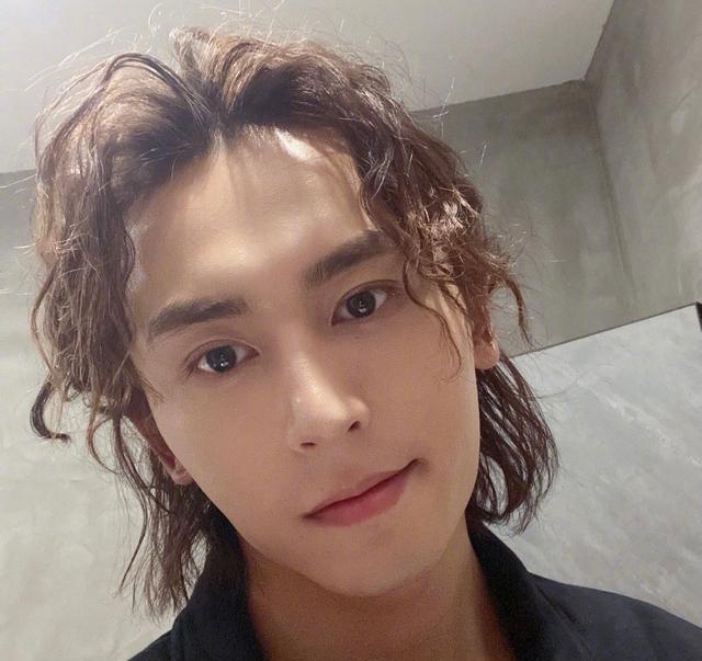 张哲瀚|张哲瀚开工照上热搜，曾因不想被叫老婆故意素颜大裤衩出街？