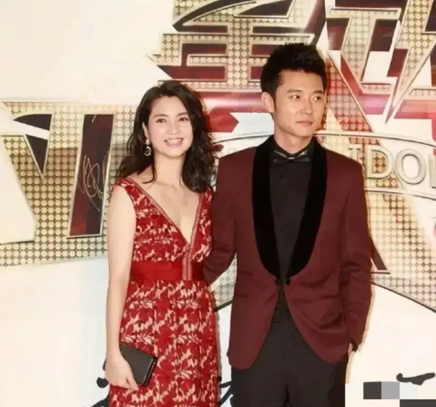 洪欣|洪欣与张丹峰昔日旧照流出，两人十指紧扣，张丹峰温柔献吻秀幸福