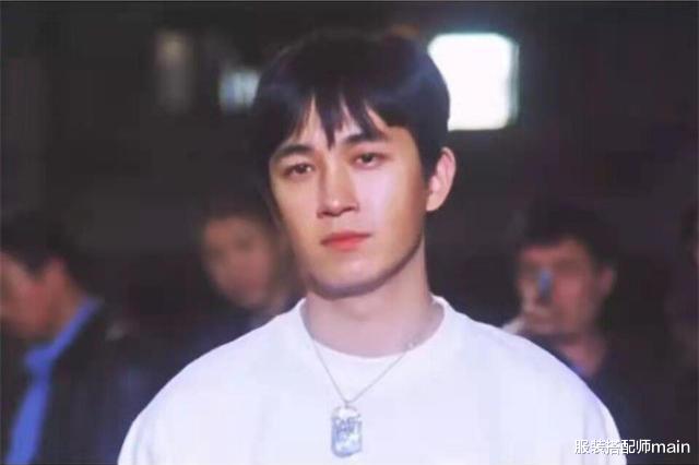 服装搭配师main|年轻靠颜值，中年靠演技，爱摇滚也爱书画，潘粤明真宝藏好男人