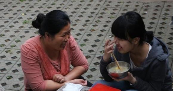 天明情感说 高中生家长送饭算溺爱巨婴？学生当街吃饭被吐槽，家长回应很解气