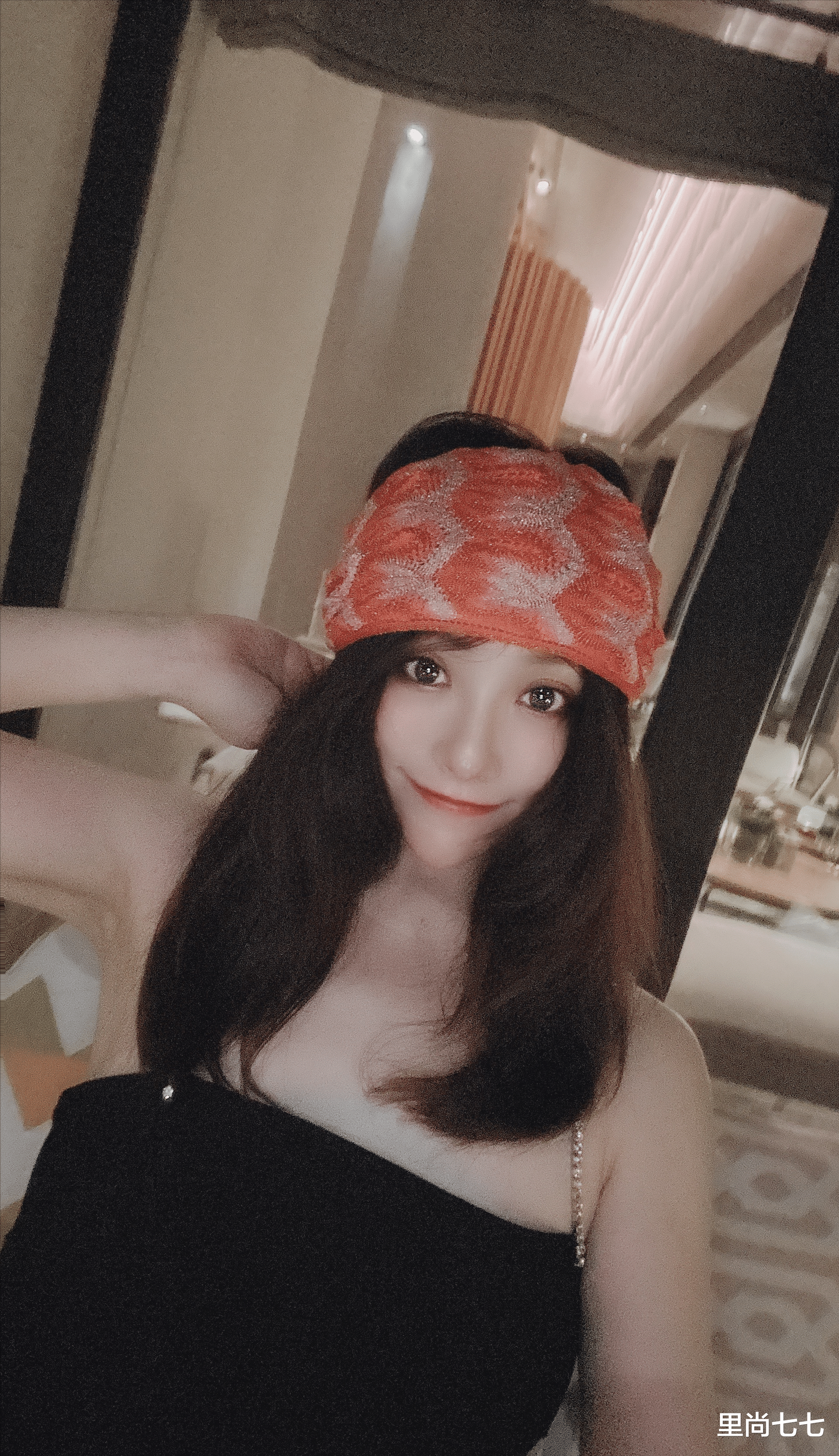 沈腾|沈腾姐姐带父母探班，爸爸开特斯拉妈妈打扮贵气，她尖下巴抢镜