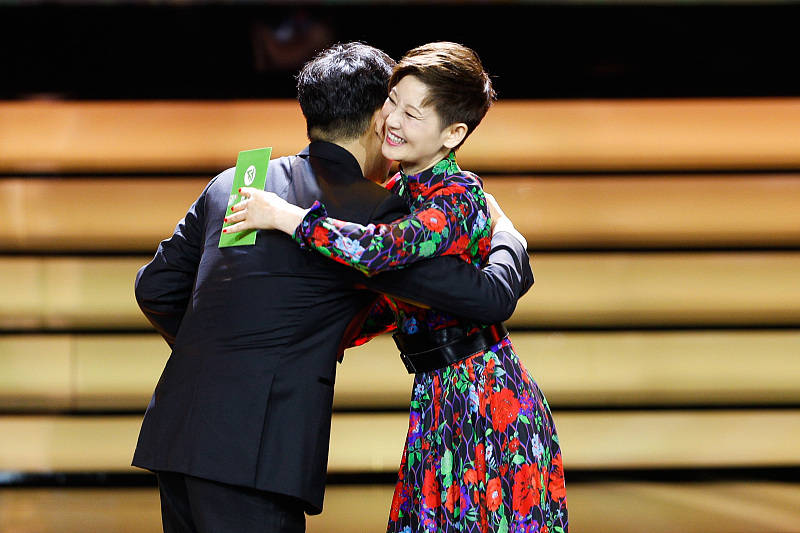 闲鱼有话说|徐帆老了也赶时髦，这么花的裙子也敢穿出门，配短发气质还挺不错