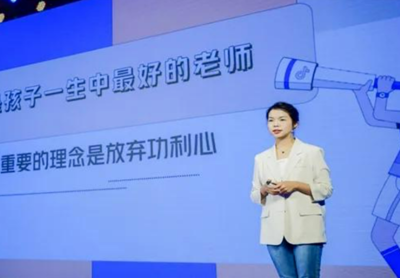 歪妈亲子故事|清华妈妈辞职带娃遭群嘲:书白读了!“当妈”这份职业很廉价?