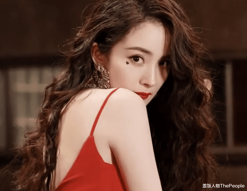 杨幂|港风翻红明星扎堆上身：宋祖儿批量复制经典，杨幂新广告造型被夸