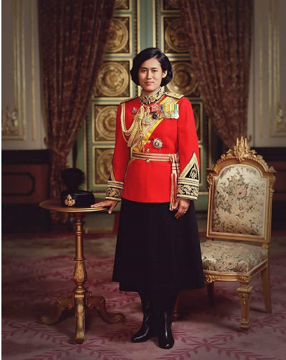 时尚风行派|诗琳通公主好久不见！白T配花裤子似中国大妈，小黄鸭拖鞋接地气