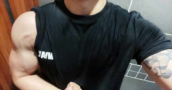 健身圈一哥 22岁肌肉大男孩,撸铁的双手长满了茧,塑造出令人羡慕的腱子肉!