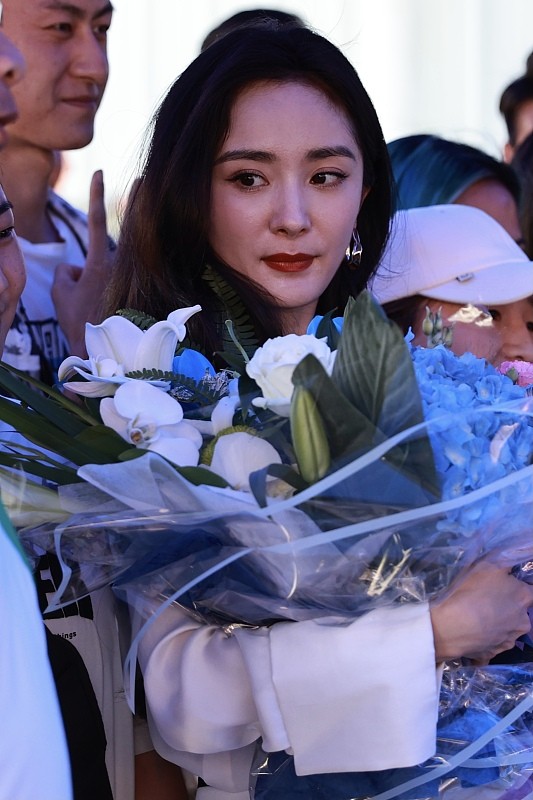 BiuVogue|杨幂的无修图很大气，野生眉显的妆很浓，配紧身裙真有范