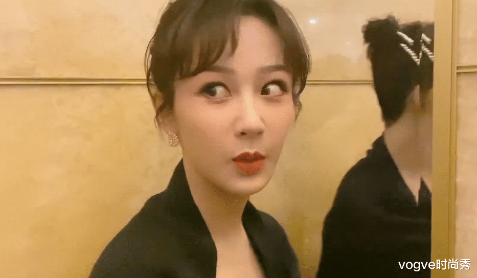 杨紫|杨紫大笑被抓拍，脸上皱纹不算啥，看清?下巴：整没整容一看便知