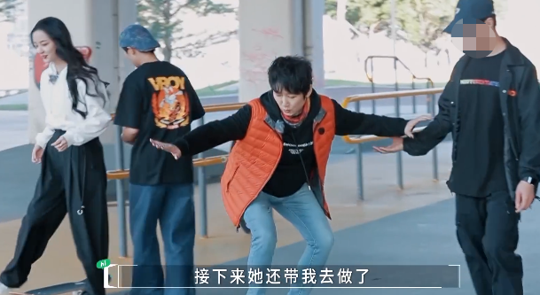 短发 61岁成方圆玩滑板！留短发妆容精致很干练，开卡丁车显酷飒